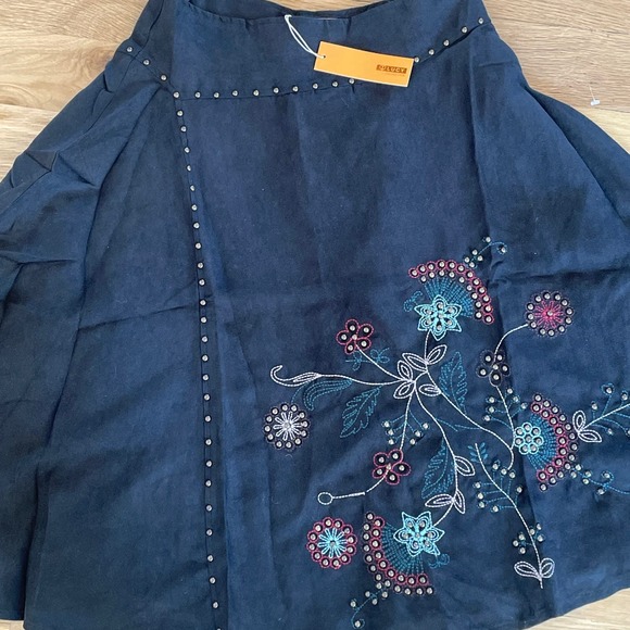 NWT Lucy Collection Faux Suede Skirt Floral Embroidered Western Small - Picture 5 of 7